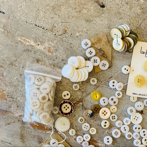 ♥️ Vintage ♥️ White & Cream Button Lot - Picture 3 of 10